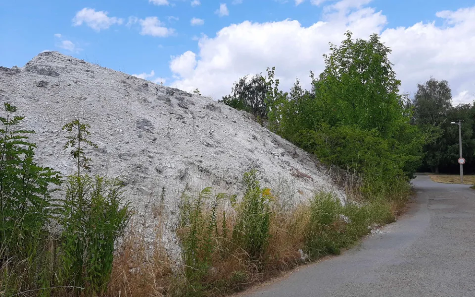 Nenáviděnou obří Bílou haldu se snad konečně podaří zlikvidovat. Na místě vznikne 16 stavebních parcel
