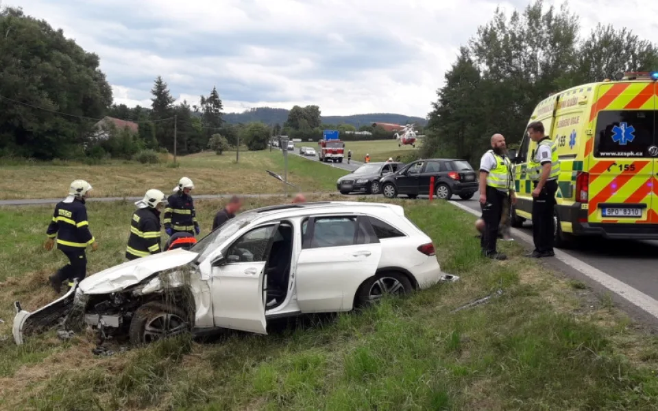 Záchranáři resuscitovali těžce zraněného muže, který s autem skončil v příkopu. Z vraku ho museli vyprostit hasiči