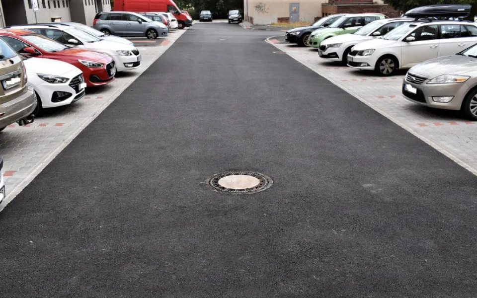 Po rekonstrukci slepého konce Manětínské ulice mají obyvatelé k dispozici třikrát více parkovacích míst