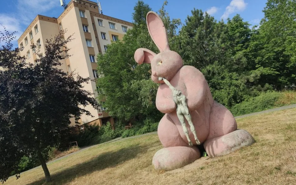 Socha růžového králíka by měla zůstat, přejí čtenáři Drbny v anketě, osud díla je stále nejistý