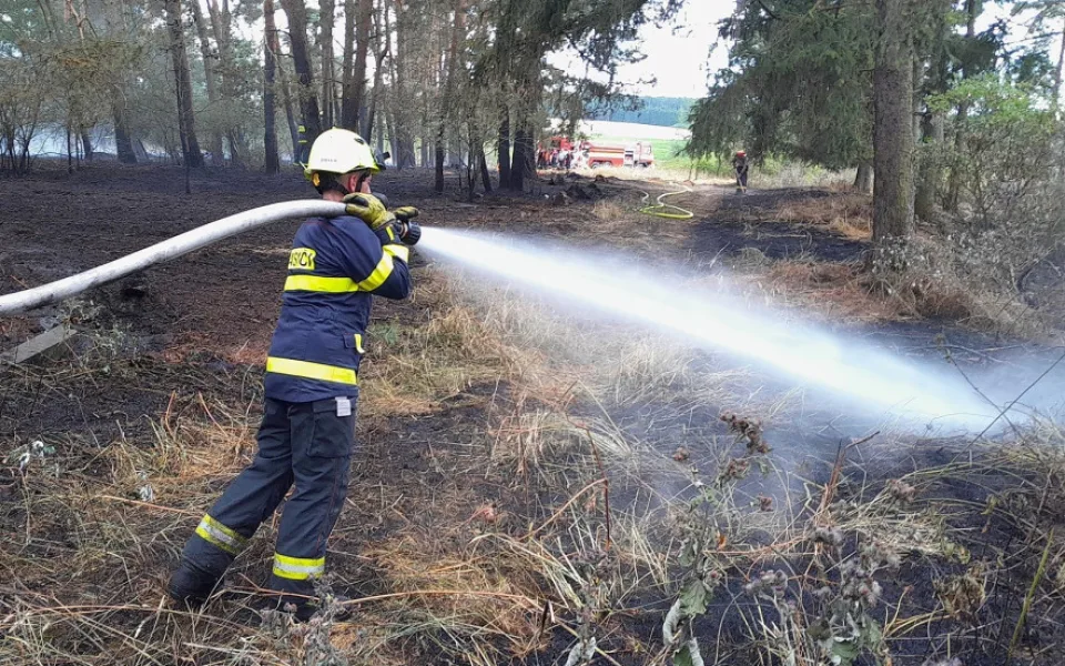 Hasiči bojují v Plzeňském kraji současně na dvou místech s rozsáhlými požáry lesa a pole