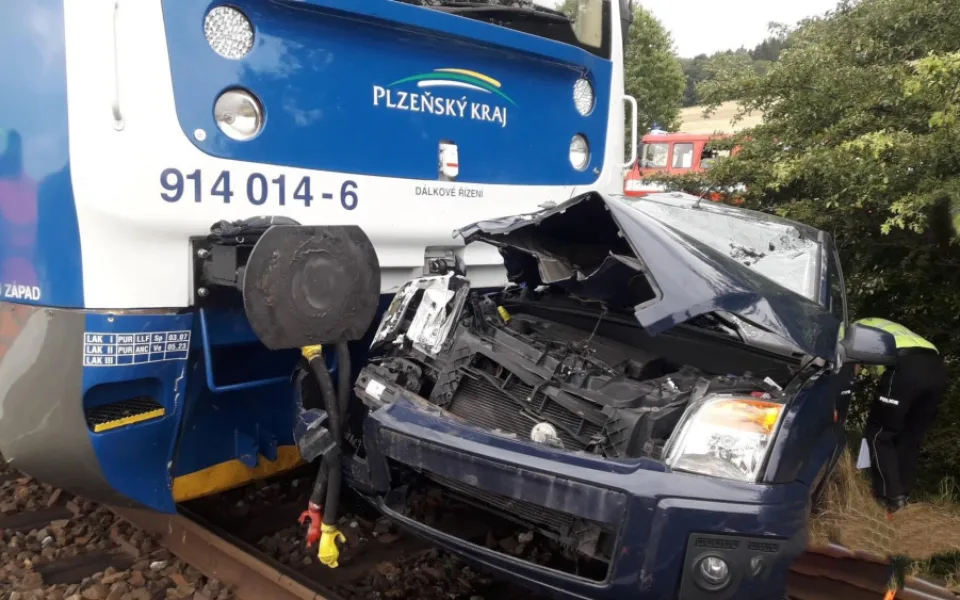 Vlak smetl na přejezdu osobní auto, řidičku museli na místě resuscitovat