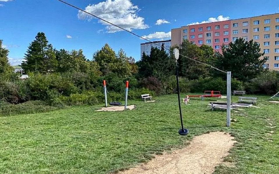 Holčička se ošklivě zranila na dětském hřišti, když se s ní utrhla lanovka. Případ vyšetřuje policie