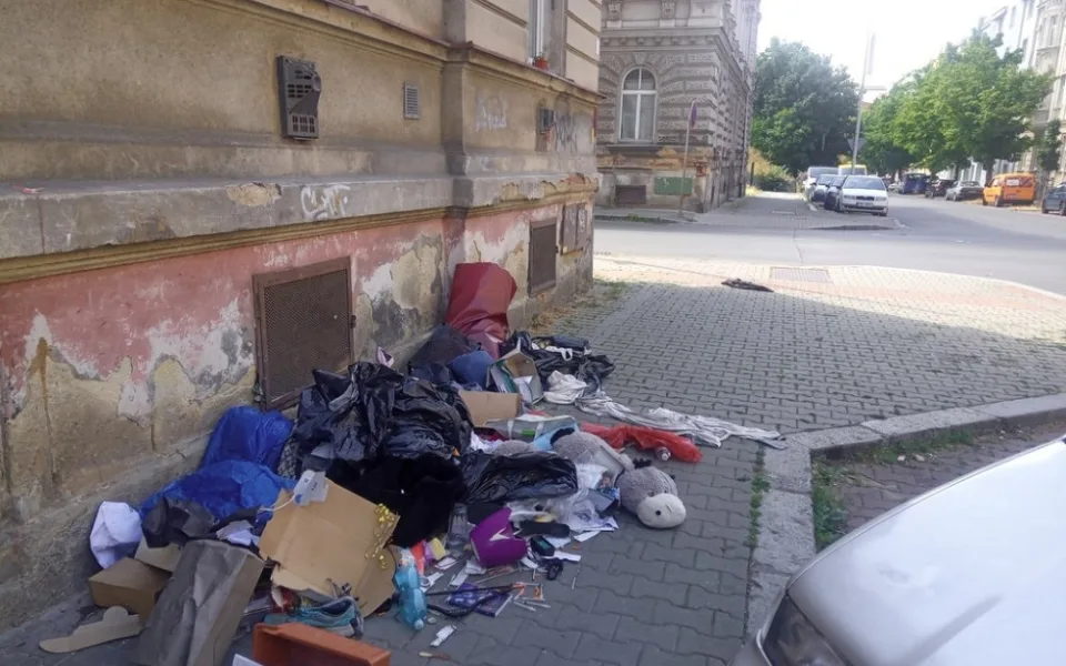 Hromada nepořádku v Plachého ulici