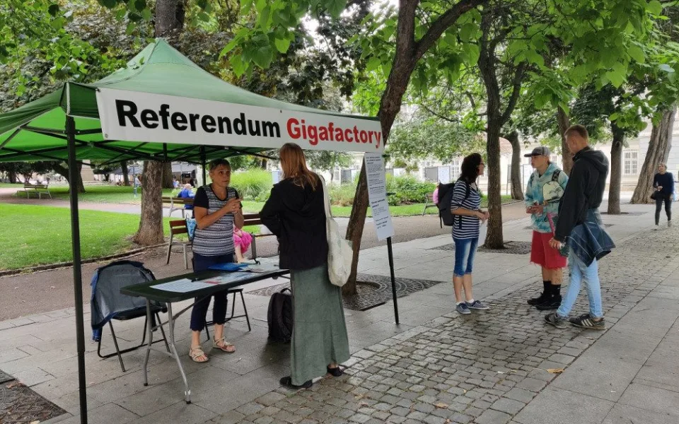 Odpůrci gigafactory chtějí vyvolat referendum, aby město zablokovalo své pozemky v Líních