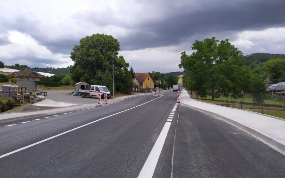 Řidičům se konečně zrychlí jízda po silnici I/22. Práce na průtahu obcí Kocourov jsou u konce