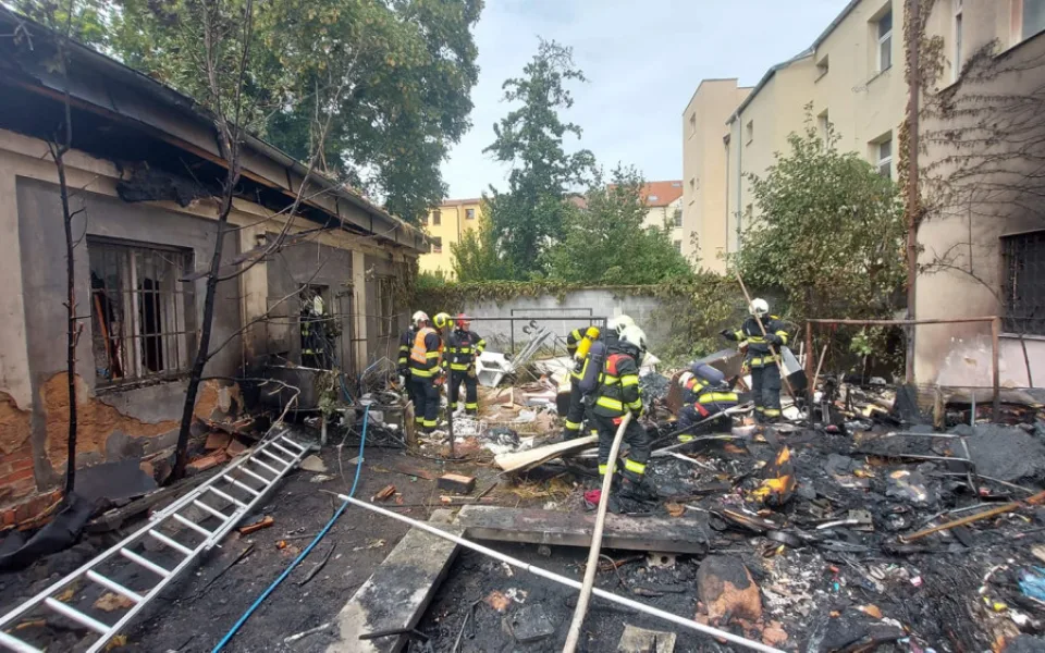 Hasiči zasahují u požáru ve vnitrobloku na Slovanech, domovy musely opustit desítky lidí