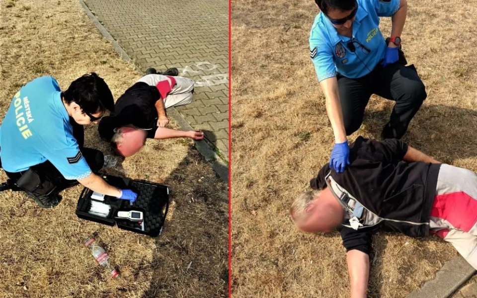 Nehybně ležící muž pevně svírající v náručí prázdnou lahev od vodky vypadal jako mrtvý