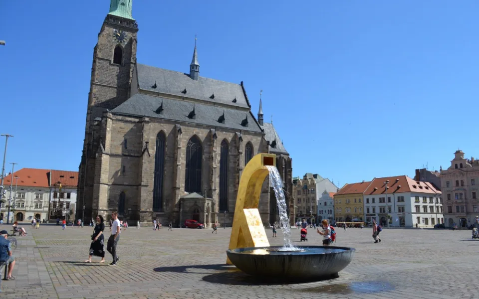 Zlacené kašny zdobí plzeňské náměstí už 13 let, mnohdy v nich ale cachtají opilí turisté