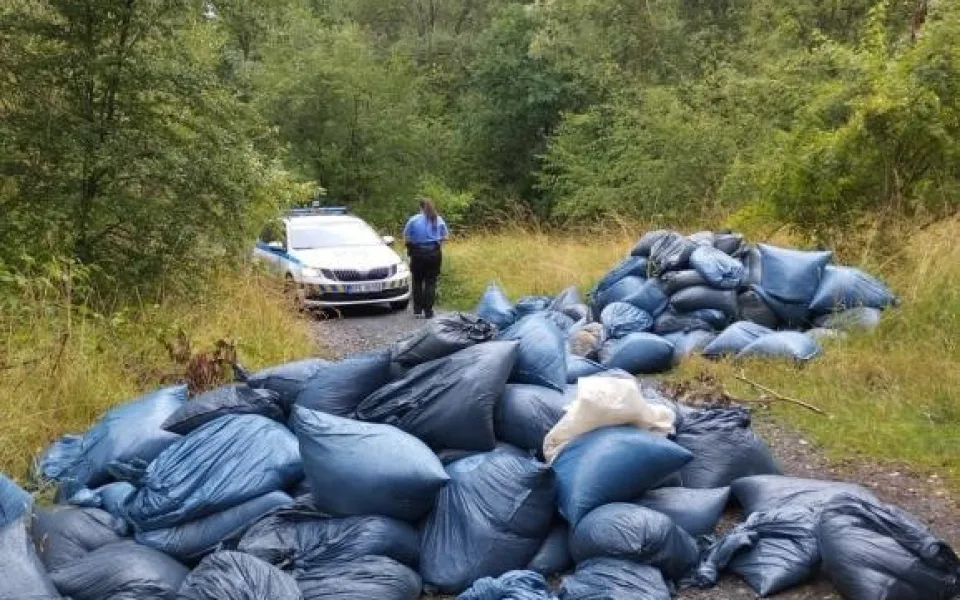 Neznámý bordelář vyházel na cestu desítky pytlů s pilinami, policie prověřila cirkusy i chovné stanice