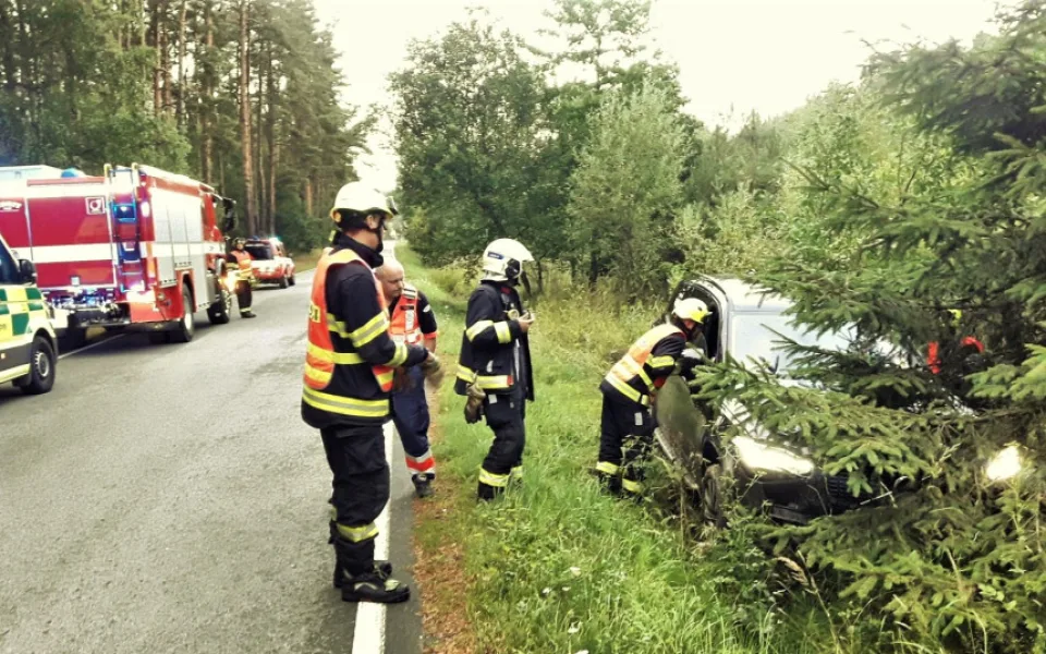 Masivní SUV skončilo po tvrdém střetu s divočákem mimo silnici. Zvíře nehodu nepřežilo