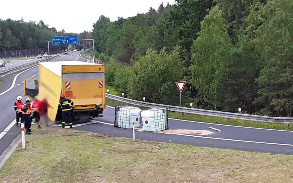 Auto převážející obří barely s tekutým louhem havarovalo za Plzní. Z nádob ležících na silnici uniklo malé množství látky