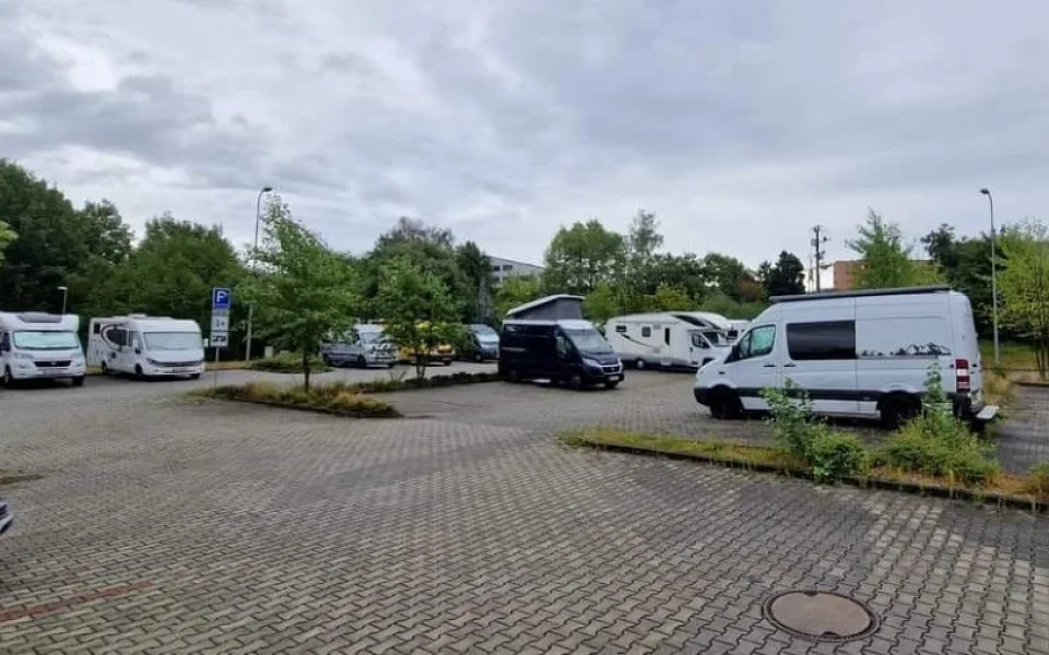 Na novém městském stání pro karavany u Škodalandu je stále plno