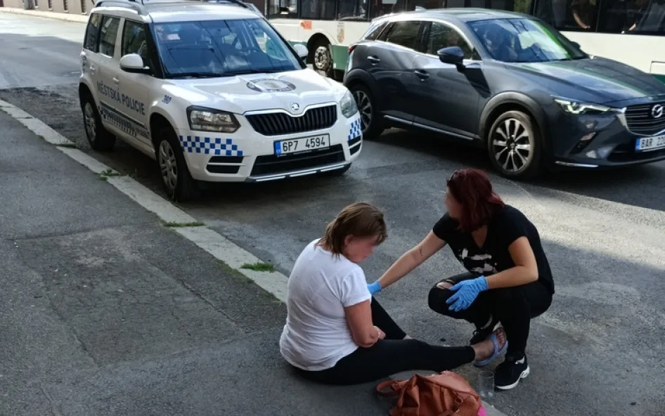 Žena chtěla skoncovat se svým životem a lehla si na ulici před přijíždějící trolejbus