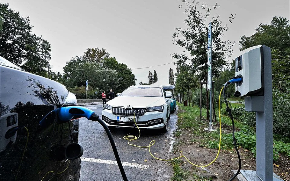 Majitelé elektromobilů mohou až do roku 2025 zdarma parkovat v plzeňských ulicích