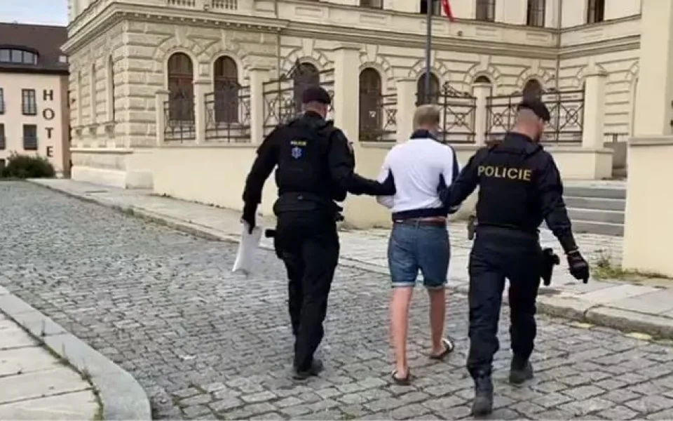Extrémně nebezpečný muž vyhrožoval zabitím a vzal si jako rukojmí pětiměsíčního kojence. Teď skončil ve vazbě