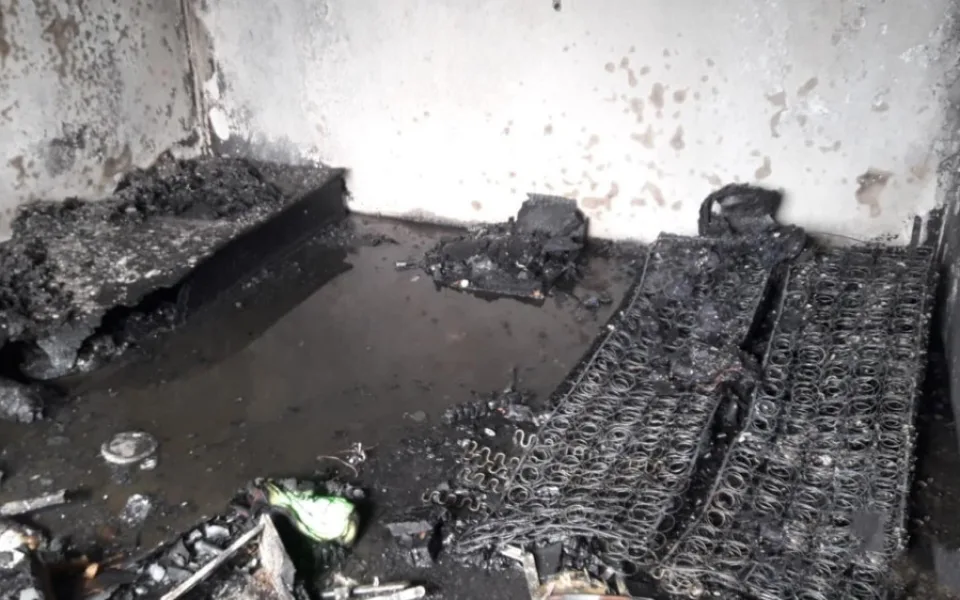 Plameny zdemolovaly byt v menší bytovce. Před požárem se muselo zachránit 20 obyvatel