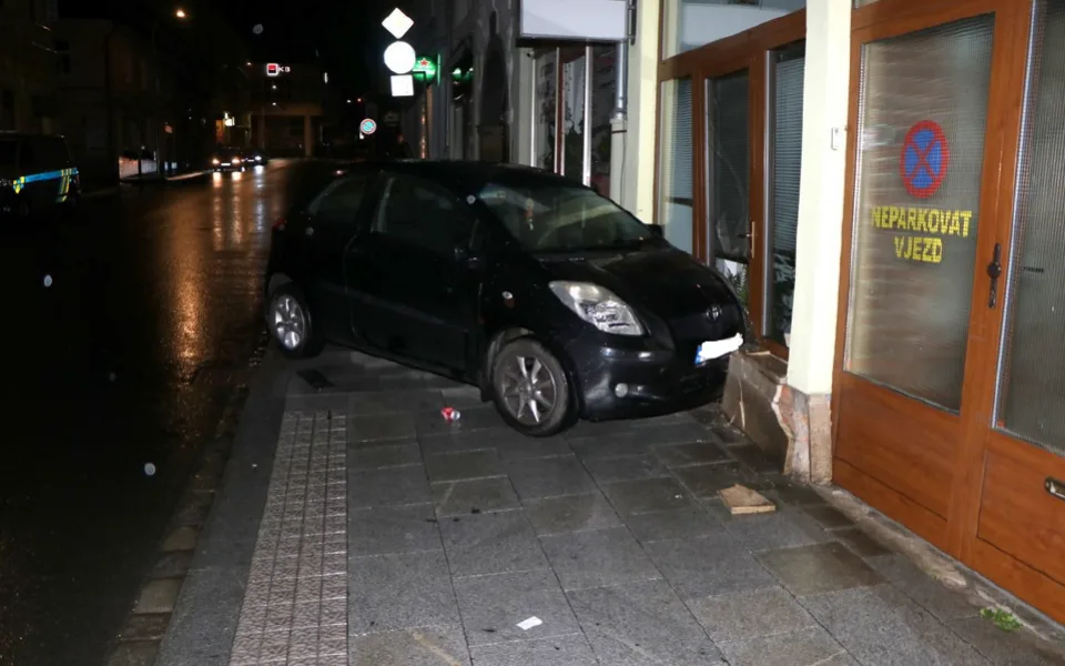 Rozzuřený Rom se po hádce s jiným mužem rozhodl, že je ho přejede autem, hrozí mu až 12 let ve vězení