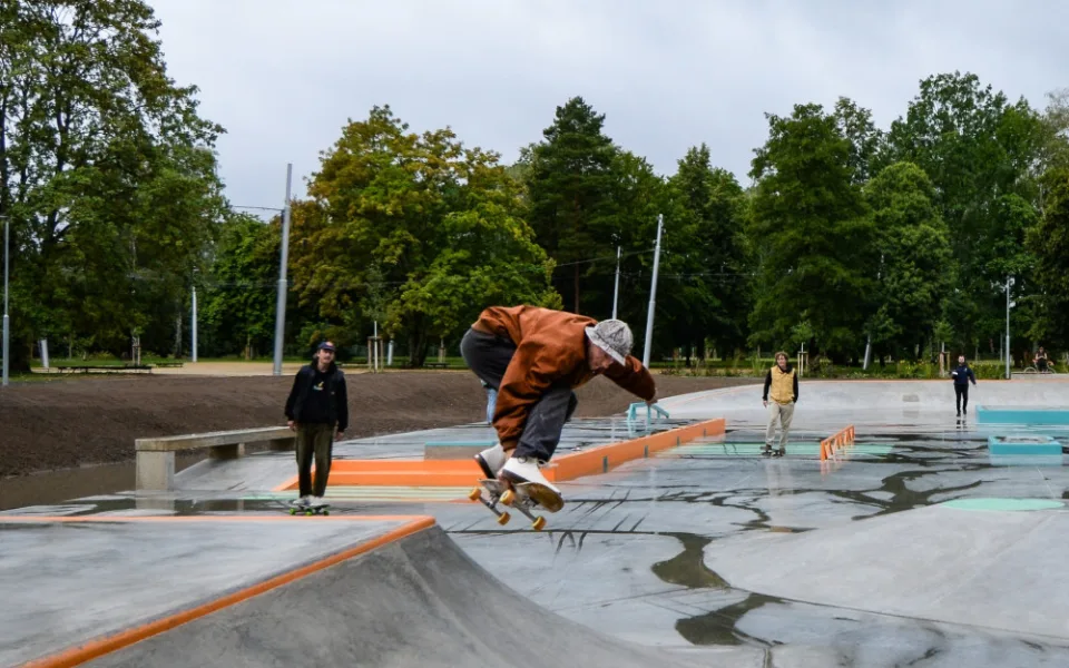 Mladým sportovcům slouží nový skatepark s unikátními prvky, město za něj dalo 13,5 milionu