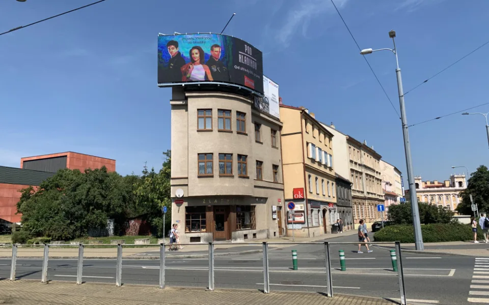 Ohyzdnost, říkají lidé k obří reklamní obrazovce v centru města. Podle stavebního zákona je vše v pořádku