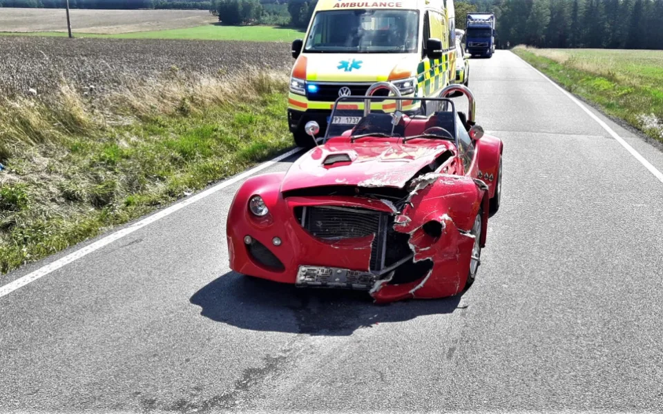 Kabriolet značky Kaipan smetla při odbočování řidička osobáku. Při nehodě se zranili tři lidé
