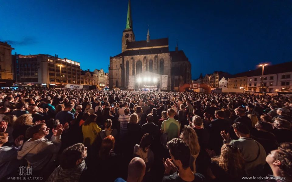 Festival na ulici rození centrum města, lidem se představí více než 100 kapel na pěti scénách