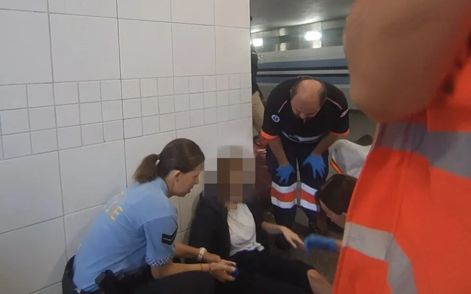 Muž s kufrem se svalil na eskalátorech na mladou ženu a způsobil jí zranění