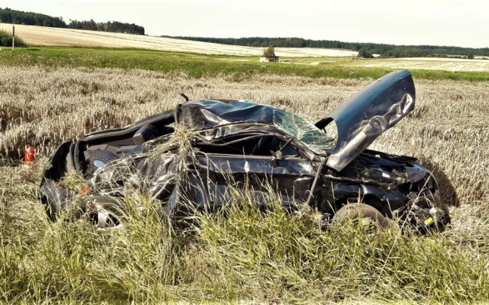 S vozem Audi TT vletěl do pole devatenáctiletý řidič. Auto se několikrát převrátilo přes střechu