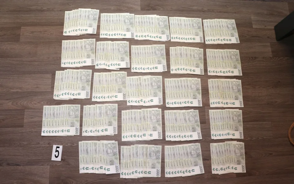 Daňoví podvodníci si díky falešným fakturám přišli na 12 milionů, policie zadržela osm lidí