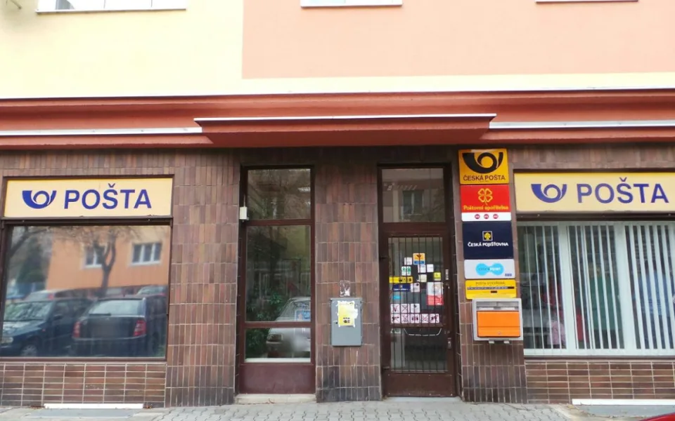 Opilý a zfetovaný muž nedostal na poště důchod a dávky. Začal vyhrožovat, že to tam zapálí
