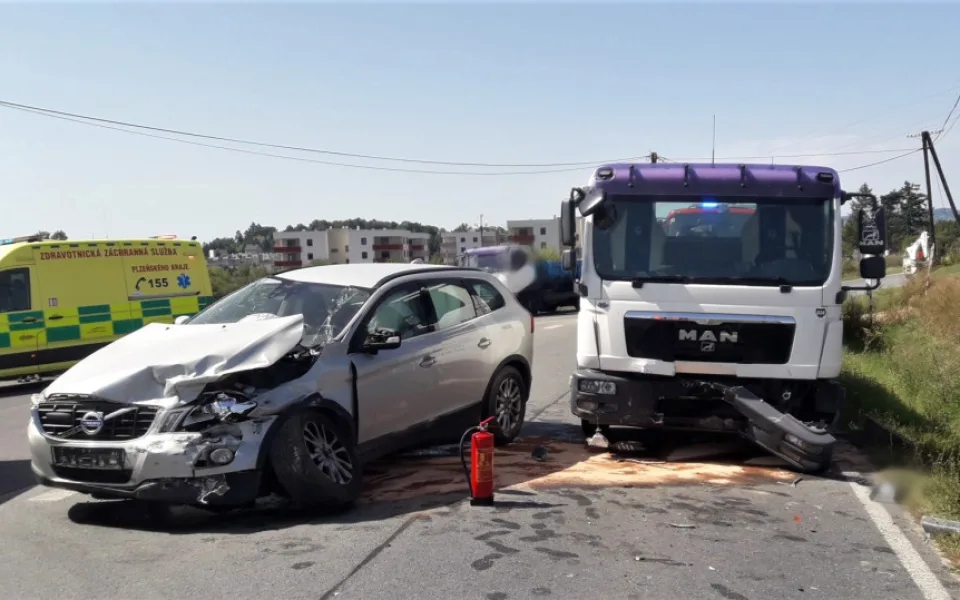 Tři lidé se zranili při střetu osobního automobilu s nákladním vozidlem