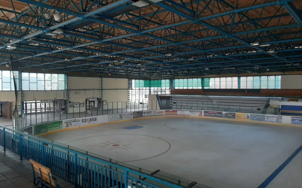 Šest vrstev ledu a 24 hodin zapnuté kompresory, příprava zimního stadionu je letos třikrát dražší než loni