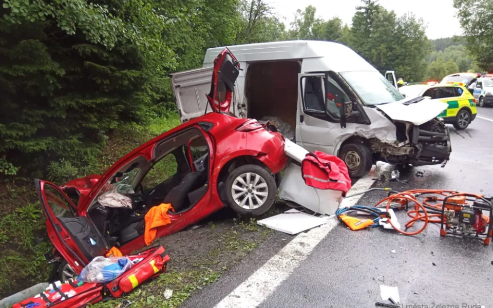 Řidič dodávky přejel do protisměru a čelně se střetl s osobákem, čtyři lidé se zranili