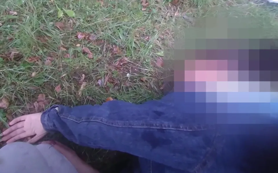 VIDEO: Žena zkolabovala na ulici a přestala dýchat, život jí zachránili poblíž hlídkující strážníci