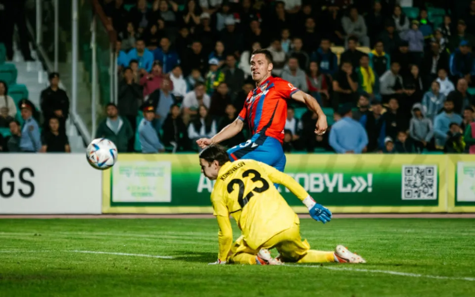 Zákrok ruského brankáře Ivana Konovalova v zápase proti FC Viktorii Plzeň, foto: FCVP / Jan Kubíček