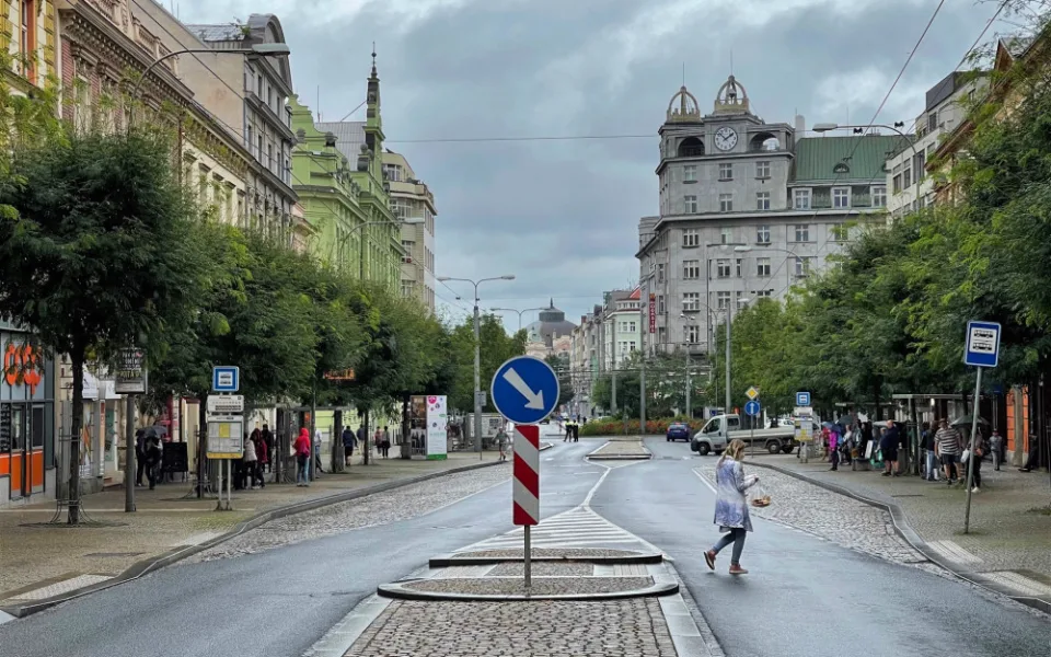 Americká se po dvou letech v novém režimu opět otevře pro automobily. Rezidenti si stěžují, že se na ně zapomnělo