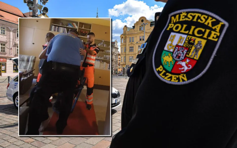 Bezmocná seniorka seděla s bolavou nohou na zemi vedle vany a slabě volala o pomoc, sousedé ji neviděli několik dní
