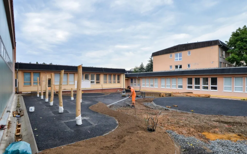 Letní prázdniny využilo město Plzeň k zahájení oprav a na přístavby svých škol za desítky milionů korun