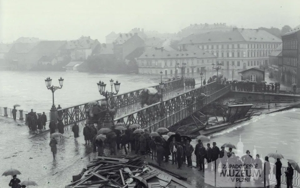 Velká povodeň v Plzni roku 1890 - pohled od Železného mostu, foto: ZČM