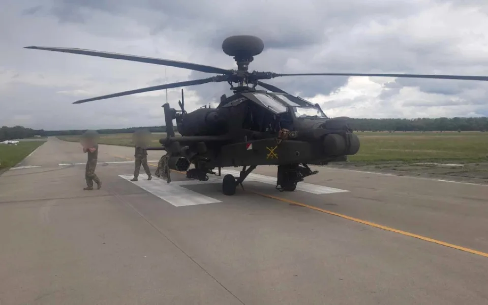 Legendární americký vrtulník Apache musel nouzově přistát v Líních, dříve tam našly zázemí i dopravní Chinooky