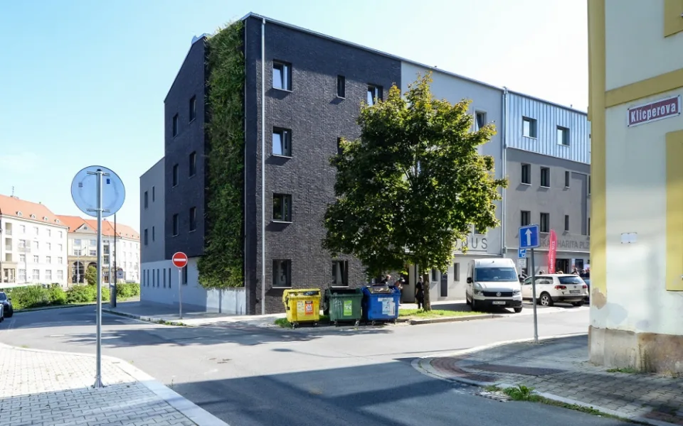 Centrum služeb pro bezdomovce za 120 milionů už pomáhá potřebným, podle odhadů žije v Plzni 400 lidí bez domova