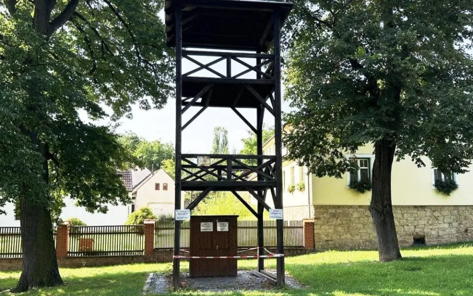 Stoletá památkově chráněná dřevěná věž na návsi v Bolevci musela k zemi, napadli ji škůdci