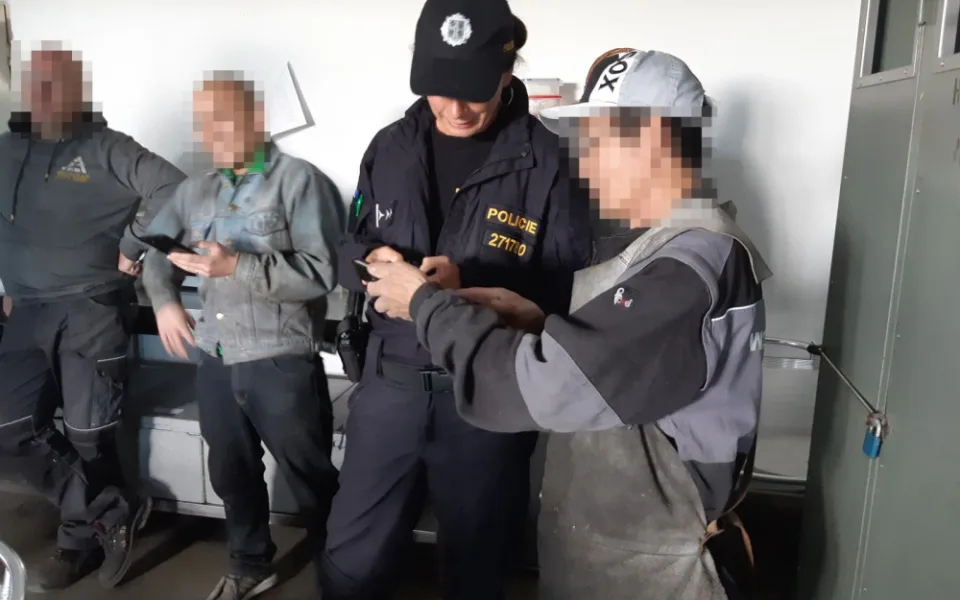 Muž se před cizineckou policií schovával ve skříni, odhalil ho spolubydlící, který tam lovil doklady