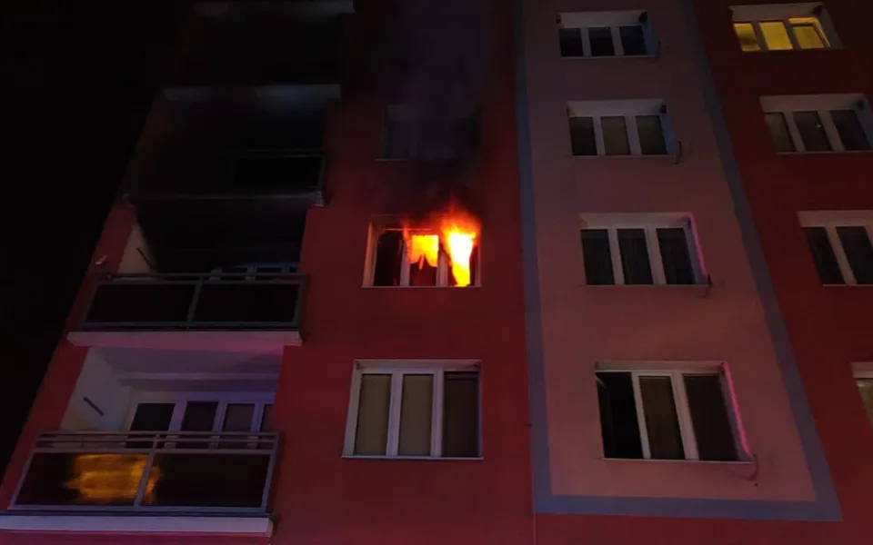 Plameny šlehaly z okna panelového domu, domovy muselo upustit 22 lidí včetně dětí