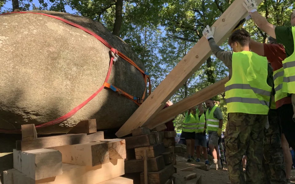 Viklan je oblý skalní blok nebo balvan, který spočívá na podloží jen nepatrnou plochou.