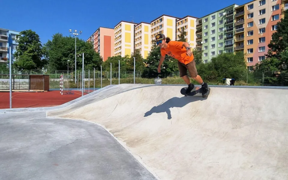 Na sídlišti vyrostl první skatepark, nahradil nevyužívaná volejbalová hřiště