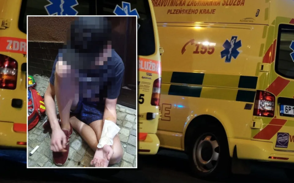 Opilý muž s psychickými problémy se u tramvajové zastávky řezal do předloktí