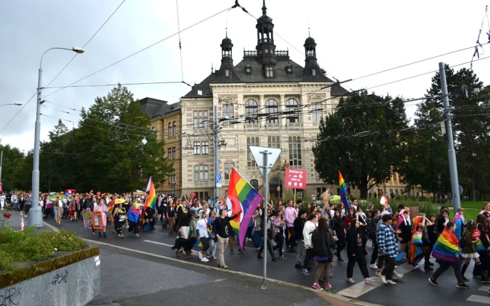 Duhový průvod opět projde centrem Plzně, průvodu hrdosti se každoročně účastní stovky lidí