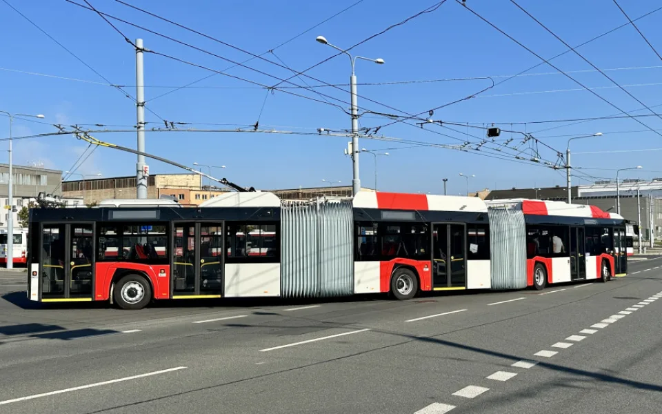 Obří tříčlánkový trolejbus z Plzně má téměř 25 metrů, brzy bude vozit cestující v Praze na letiště