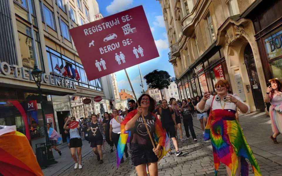 Plzní prošel duhový průvod hrdosti. Stále se setkáváme s předsudky a nepochopením, říkají účastníci